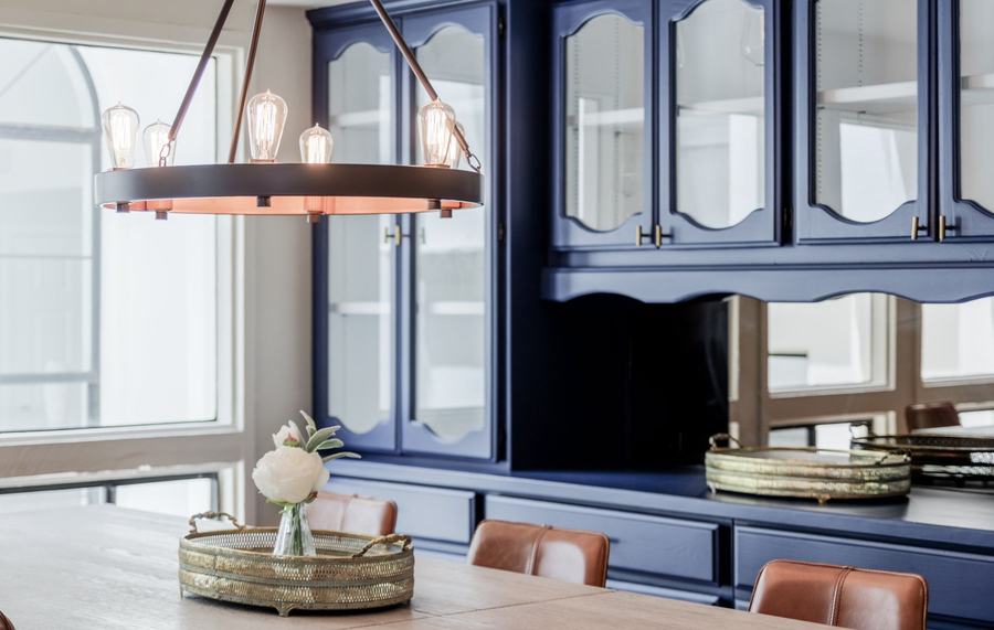 Dining Area with Sophisticated and Comfortable Design