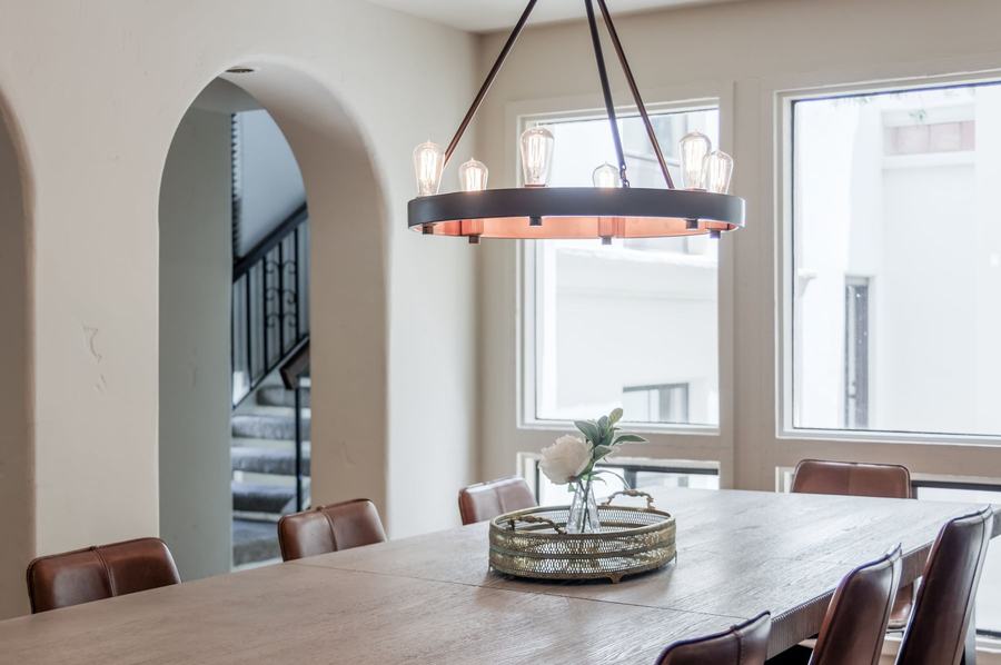 Expansive Dining Area with Sophistication and Comfort